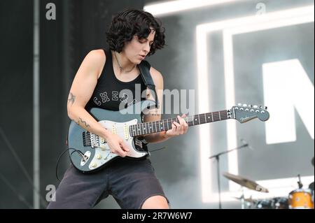 Manchester, Usa. 19. Juni 2022. Muna-Gitarrist Josette Maskin tritt am 2. Tag des Bonnaroo Music & Arts Festivals 2023 am 16. Juni 2023 in Manchester, Tennessee, auf. Foto: Darren Eagles/imageSPACE/Sipa USA Kredit: SIPA USA/Alamy Live News Stockfoto