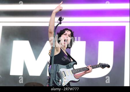 Manchester, Usa. 19. Juni 2022. Muna-Gitarrist Josette Maskin tritt am 2. Tag des Bonnaroo Music & Arts Festivals 2023 am 16. Juni 2023 in Manchester, Tennessee, auf. Foto: Darren Eagles/imageSPACE/Sipa USA Kredit: SIPA USA/Alamy Live News Stockfoto