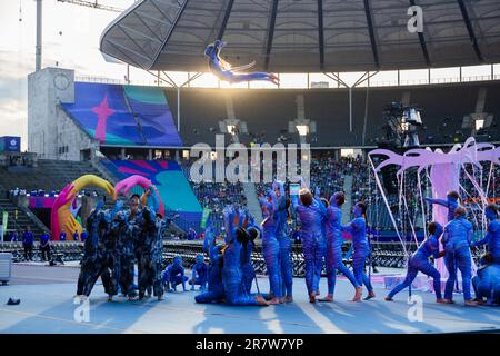 Berlin, Deutschland. 17. Juni 2023. Avatar-Schauspieler treten bei der Eröffnungszeremonie der Special Olympics World Games Berlin 2023 im Olympiastadion auf. Kredit: Christoph Soeder/dpa/Alamy Live News Stockfoto