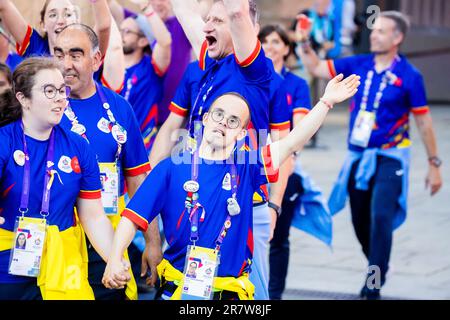 Berlin, Deutschland. 17. Juni 2023. Sportler aus Andorra kommen zur Eröffnungszeremonie der Olympischen Sonderspiele 2023 in Berlin ins Olympiastadion. Kredit: Christoph Soeder/dpa/Alamy Live News Stockfoto