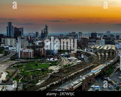 Sonnenuntergang und Wolkenkratzer in Manchester Stockfoto