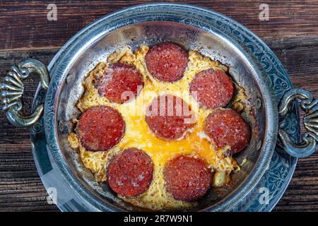 Türkisches Spiegelei aus Wurst (Sucuk), Eiern, Gewürzen. Schmackhaftes türkisches Frühstück, Rührei mit Sujuk in einer Pfanne. Stockfoto