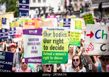 London, Großbritannien. 17. Juni 2023. Demonstranten marschieren mit Plakaten während der Forderung nach Entkriminalisierung des Abtreibungsprotests in London. Pro-Choice-Anhänger demonstrieren in London gegen die Absicht des US Supreme Court, das Roe-Wade-Gesetz von 1973 zu stürzen, das am 14. Mai 2022 das verfassungsmäßige Recht der Bundesregierung bestätigte, eine Abtreibung in London, Großbritannien, zu beantragen. Die Demonstranten fordern den Schutz der reproduktiven Rechte der Frauen, da Solidaritätsmärsche in den Vereinigten Staaten erwartet werden. Kredit: SOPA Images Limited/Alamy Live News Stockfoto