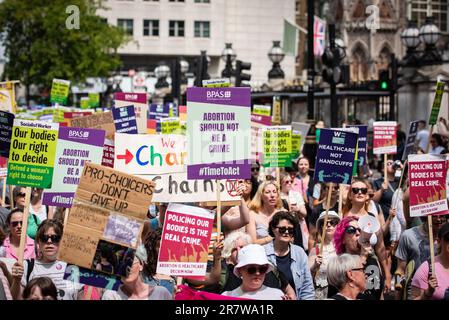 London, Großbritannien. 17. Juni 2023. Demonstranten marschieren mit Plakaten während der Forderung nach Entkriminalisierung des Abtreibungsprotests in London. Pro-Choice-Anhänger demonstrieren in London gegen die Absicht des US Supreme Court, das Roe-Wade-Gesetz von 1973 zu stürzen, das am 14. Mai 2022 das verfassungsmäßige Recht der Bundesregierung bestätigte, eine Abtreibung in London, Großbritannien, zu beantragen. Die Demonstranten fordern den Schutz der reproduktiven Rechte der Frauen, da Solidaritätsmärsche in den Vereinigten Staaten erwartet werden. Kredit: SOPA Images Limited/Alamy Live News Stockfoto