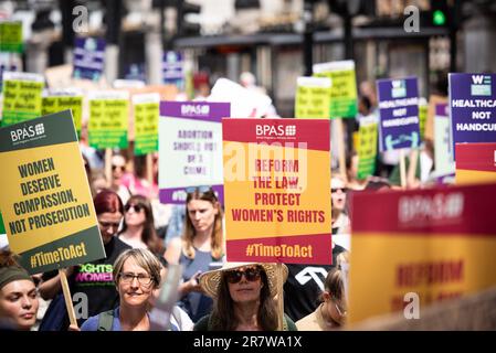 London, Großbritannien. 17. Juni 2023. Demonstranten marschieren mit Plakaten während der Forderung nach Entkriminalisierung des Abtreibungsprotests in London. Pro-Choice-Anhänger demonstrieren in London gegen die Absicht des US Supreme Court, das Roe-Wade-Gesetz von 1973 zu stürzen, das am 14. Mai 2022 das verfassungsmäßige Recht der Bundesregierung bestätigte, eine Abtreibung in London, Großbritannien, zu beantragen. Die Demonstranten fordern den Schutz der reproduktiven Rechte der Frauen, da Solidaritätsmärsche in den Vereinigten Staaten erwartet werden. Kredit: SOPA Images Limited/Alamy Live News Stockfoto