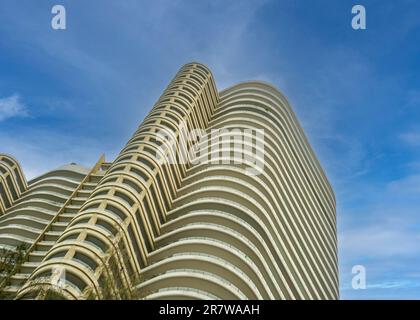 Bruchteil der Wohnwohnung. Detail des neuen Luxushauses und Wohnkomplexes. Kopierraum. Blauer Himmel. Moderne Architektur. Sehr hohes Gebäude. Stockfoto