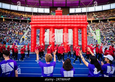 Berlin, Deutschland. 17. Juni 2023. Athleten aus Dänemark kommen im Olympiastadion zur Eröffnungszeremonie der Sonderolympiade der Weltspiele Berlin 2023 an. Kredit: Christoph Soeder/dpa/Alamy Live News Stockfoto