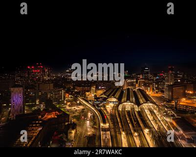 Piccadilly Bahnhof bei Nacht Stockfoto