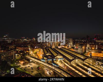 Piccadilly Bahnhof bei Nacht Stockfoto