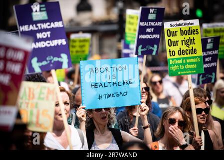 London, Großbritannien. 17. Juni 2023. Demonstranten marschieren mit Plakaten während der Forderung nach Entkriminalisierung des Abtreibungsprotests in London. Pro-Choice-Anhänger demonstrieren in London gegen die Absicht des US Supreme Court, das Roe-Wade-Gesetz von 1973 zu stürzen, das am 14. Mai 2022 das verfassungsmäßige Recht der Bundesregierung bestätigte, eine Abtreibung in London, Großbritannien, zu beantragen. Die Demonstranten fordern den Schutz der reproduktiven Rechte der Frauen, da Solidaritätsmärsche in den Vereinigten Staaten erwartet werden. (Foto: Loredana Sangiuliano/SOPA Images/Sipa USA) Guthaben: SIPA USA/Alamy Live News Stockfoto