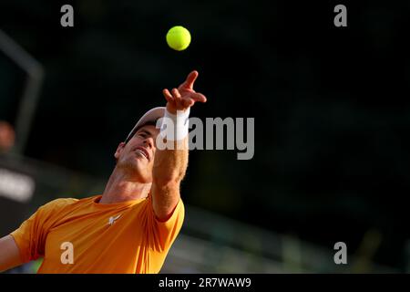 17. Juni 2023; Nottingham Tennis Centre, Nottingham, England: Rothesay Nottingham Open, Tag 6; Andy Murray bedient Nuno Borges Stockfoto