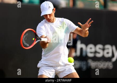 17. Juni 2023; Nottingham Tennis Centre, Nottingham, England: Rothesay Nottingham Open, Tag 6; Nuno Borges mit einem Vorsprung auf Andy Murray Stockfoto