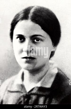 1915 c, DEUTSCHLAND: die deutsche Frauenphilosoph und die Nonne EDITH STEIN ( 1891 - 1942 ). Geboren in jüdischer Familie, umgewandelt in katholische Religion und Nonne im Carmelitanerorden, getötet während der Shoah durch den nazismus im Ausstellungslager Auschwitz. Sie wurde 199 von Papst Johannes Paul II. Als Märtyrerin und Heilige der katholischen Kirche kanonisiert. Sie ist eine von sechs gemeinsamen Schutzheiligen Europas. Unbekannte Fotografin . - SCRITTORE - SCRITRICE - Santità - SANTA - San - LETTERATURA - LITERATUR - letterata - FILOSOFA - FILOSOFO - FILOSOFIA - PHILOSOPHIE - Portrait - ritratto - convertita - Martire - Canonizzazione - Stockfoto