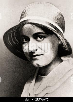 1924 c, DEUTSCHLAND: die deutsche Frauenphilosoph und die Nonne EDITH STEIN ( 1891 - 1942 ). Geboren in jüdischer Familie, umgewandelt in katholische Religion und Nonne im Carmelitanerorden, getötet während der Shoah durch den nazismus im Ausstellungslager Auschwitz. Sie wurde 199 von Papst Johannes Paul II. Als Märtyrerin und Heilige der katholischen Kirche kanonisiert. Sie ist eine von sechs gemeinsamen Schutzheiligen Europas. Unbekannte Fotografin . - SCRITTORE - SCRITRICE - Santità - SANTA - San - LETTERATURA - LITERATUR - letterata - FILOSOFA - FILOSOFO - FILOSOFIA - PHILOSOPHIE - Portrait - ritratto - convertita - Martire - Canonizzazione - Stockfoto