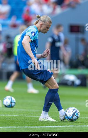 Oslo, Norwegen 17. Juni 2023 UEFA Erling Haaland (Norwegen): Aufwärmtraining vor dem europäischen Qualifikationsspiel zwischen Norwegen und Schottland im Ullevaal-Stadion in Oslo (Norwegen): Nigel Waldron/Alamy Live News Stockfoto