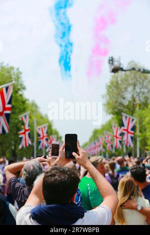 London, Großbritannien. 17. Juni 2023 Flipast für Trooping the Colour on the Mall, um König Karl III. Geburtstag zu feiern. Die Red Arrows, offiziell bekannt als Royal Air Force Aerobatic Team, ist das Aerobatics-Ausstellungsteam der Royal Air Force. Kredit: Waldemar Sikora/Alamy Live News Stockfoto