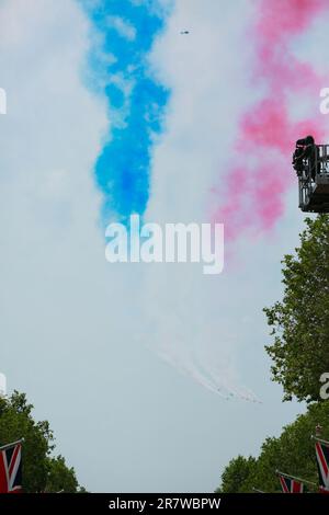London, Großbritannien. 17. Juni 2023 Flipast für Trooping the Colour on the Mall, um König Karl III. Geburtstag zu feiern. Die Red Arrows, offiziell bekannt als Royal Air Force Aerobatic Team, ist das Aerobatics-Ausstellungsteam der Royal Air Force. Kredit: Waldemar Sikora/Alamy Live News Stockfoto