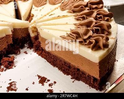 Schokoladenbuffet cake.dessert. Auswahl an Süßigkeiten. Tisch für Catering-Service. Desserts garniert mit Nüssen, Gelees und Beeren. Stockfoto
