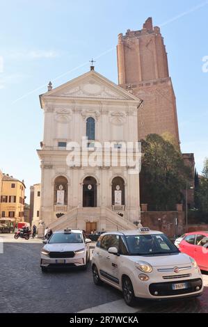 Taxifahrt auf der Straße vor der Kirche Santa Caterina a Magnanapoli und dem Torre delle Milizie im Stadtzentrum von Rom, Italien - 22 2023. April Stockfoto