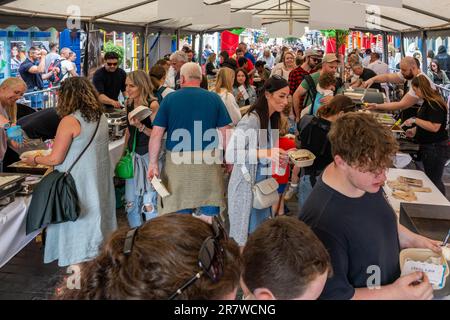 Clonakilty, West Cork, Irland. 17. Juni 2023. Heute fand der irische Yogurt Clonakilty Street Carnival statt, an dem Tausende von Menschen teilnahmen. Die Veranstaltung wurde von dem preisgekrönten Koch Eunice Power und irischen Joghurts eröffnet. Aktivitäten in der Family Fun Zone, Lebensmittelhändler und Speisebereiche sowie Live-Unterhaltung waren nur einige der Attraktionen, die den ganzen Nachmittag über zu sehen waren. Im Speisezelt war ab 3pm Uhr viel los. Kredit: AG News/Alamy Live News Stockfoto