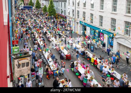 Clonakilty, West Cork, Irland. 17. Juni 2023. Heute fand der irische Yogurt Clonakilty Street Carnival statt, an dem Tausende von Menschen teilnahmen. Die Veranstaltung wurde von dem preisgekrönten Koch Eunice Power und irischen Joghurts eröffnet. Aktivitäten in der Family Fun Zone, Lebensmittelhändler und Speisebereiche sowie Live-Unterhaltung waren nur einige der Attraktionen, die den ganzen Nachmittag über zu sehen waren. Kredit: AG News/Alamy Live News Stockfoto