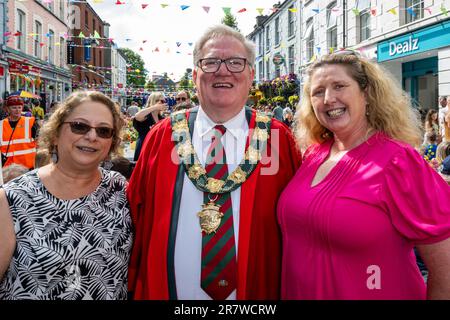 Clonakilty, West Cork, Irland. 17. Juni 2023. Heute fand der irische Yogurt Clonakilty Street Carnival statt, an dem Tausende von Menschen teilnahmen. Die Veranstaltung wurde von dem preisgekrönten Koch Eunice Power und irischen Joghurts eröffnet. Aktivitäten in der Family Fun Zone, Lebensmittelhändler und Speisebereiche sowie Live-Unterhaltung waren nur einige der Attraktionen, die den ganzen Nachmittag über zu sehen waren. Auf Bildern mit dem Bürgermeister von Clonakilty, Chris Hinchy, sind Cindy Bennett, Texas, und Noreen Lynch, Ballingeary. Kredit: AG News/Alamy Live News Stockfoto