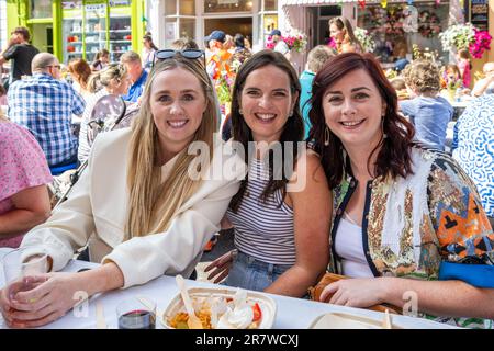 Clonakilty, West Cork, Irland. 17. Juni 2023. Heute fand der irische Yogurt Clonakilty Street Carnival statt, an dem Tausende von Menschen teilnahmen. Die Veranstaltung wurde von dem preisgekrönten Koch Eunice Power und irischen Joghurts eröffnet. Aktivitäten in der Family Fun Zone, Lebensmittelhändler und Speisebereiche sowie Live-Unterhaltung waren nur einige der Attraktionen, die den ganzen Nachmittag über zu sehen waren. Stephanie White, Laura O'Regan und Lisa Collins aus Clonakilty genossen die Veranstaltung. Kredit: AG News/Alamy Live News Stockfoto