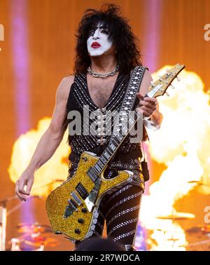 München, Deutschland. 17. Juni 2023. Paul Stanley, Sänger und Gitarrist der US-Band Kiss, ist während eines Konzerts auf dem Königsplatz auf der Bühne. Im Rahmen ihrer Abschiedstour „End of the Road“ spielt die Band insgesamt vier Konzerte in Deutschland. Kredit: Sven Hoppe/dpa/Alamy Live News Stockfoto