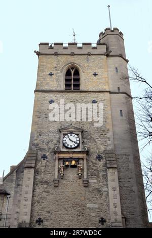 Der St. Martin's Tower, allgemein „Carfax Tower“ genannt, an der nordwestlichen Ecke von Carfax, gilt als Zentrum von Oxford, England. Stockfoto