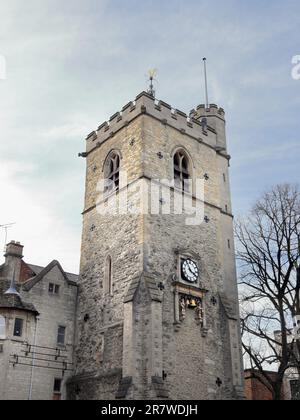 Der St. Martin's Tower, allgemein „Carfax Tower“ genannt, an der nordwestlichen Ecke von Carfax, gilt als Zentrum von Oxford, England. Stockfoto