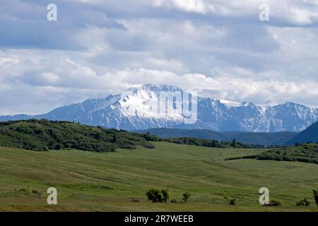 Pikes Peak in der Ferne mit Blick auf Greenland Open Space, ein County Park in der Nähe von Monument, Colorado Stockfoto