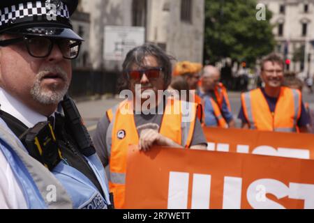 London, Großbritannien. 17/Juni/2023 Stoppen Sie die Ölproteste mit einem langsamen Marsch in Westinster. Die Wahlkampfgruppe Just Stop Oil hielt am Samstag ihren wöchentlichen langsamen marsch vom Parliament Square ab. Der marsch fiel mit dem königlichen Geburtstag zusammen, was zu einer erhöhten Polizeipräsenz führte. Nachdem man mit Verhaftungen gedroht hatte, ging die Gruppe auf den Bordstein, um ihren Marsch fortzusetzen. Kredit: Roland Ravenhill/Alamy. Stockfoto