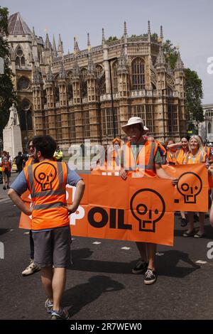 London, Großbritannien. 17/Juni/2023 Stoppen Sie die Ölproteste mit einem langsamen Marsch in Westinster. Die Wahlkampfgruppe Just Stop Oil hielt am Samstag ihren wöchentlichen langsamen marsch vom Parliament Square ab. Der marsch fiel mit dem königlichen Geburtstag zusammen, was zu einer erhöhten Polizeipräsenz führte. Nachdem man mit Verhaftungen gedroht hatte, ging die Gruppe auf den Bordstein, um ihren Marsch fortzusetzen. Kredit: Roland Ravenhill/Alamy. Stockfoto