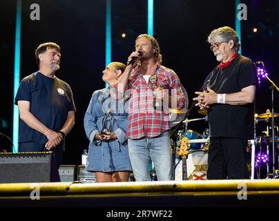 Elle King und Dierks Bentley überreichen Alabama am 4. Tag des CMA Fests im Nissan Stadium den CMA Pinnacle Award am Donnerstag, den 11. Juni 2 Stockfoto