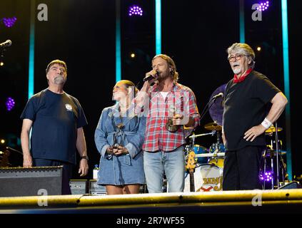 Elle King und Dierks Bentley überreichen Alabama am 4. Tag des CMA Fests im Nissan Stadium den CMA Pinnacle Award am Donnerstag, den 11. Juni 2 Stockfoto