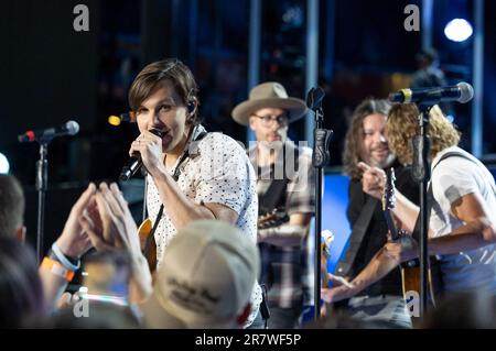 Charlie Worsham tritt mit Dierks Bentley am 4. Tag des CMA Fests im Nissan Stadium am Donnerstag, den 11. Juni 2023 in Nashville, Tennessee auf. (Fotopapier Stockfoto