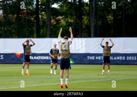 Rotterdam, Niederlande. 17. Juni 2023. Die Spieler der kroatischen Nationalmannschaft wärmen sich während eines Trainings vor dem Finale der UEFA Nations League 2022/23 in Varkenoord auf. Kredit: SOPA Images Limited/Alamy Live News Stockfoto