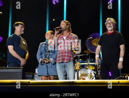 Elle King und Dierks Bentley überreichen Alabama am 4. Tag des CMA Fests im Nissan Stadium den CMA Pinnacle Award am Donnerstag, den 11. Juni 2 Stockfoto