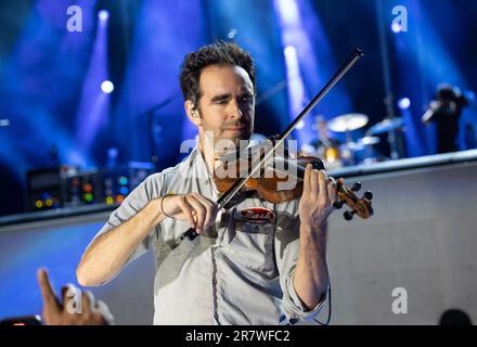 Dan Hochhalter tritt mit Dierks Bentley am 4. Tag des CMA Fests im Nissan Stadium am Donnerstag, den 11. Juni 2023 in Nashville, Tennessee, auf. (Foto Stockfoto