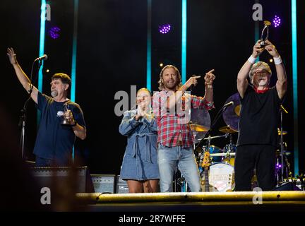 Elle King und Dierks Bentley überreichen Alabama am 4. Tag des CMA Fests im Nissan Stadium den CMA Pinnacle Award am Donnerstag, den 11. Juni 2 Stockfoto