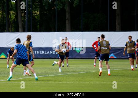 Rotterdam, Niederlande. 17. Juni 2023. Die Spieler der kroatischen Nationalmannschaft wärmen sich während eines Trainings vor dem Finale der UEFA Nations League 2022/23 in Varkenoord auf. Kredit: SOPA Images Limited/Alamy Live News Stockfoto