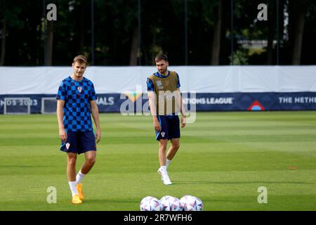 Rotterdam, Niederlande. 17. Juni 2023. Josip Staniši? Und Nikola Vlaši? Gesehen während einer Trainingssitzung vor dem Finale der UEFA Nations League 2022/23 in Varkenoord. Kredit: SOPA Images Limited/Alamy Live News Stockfoto