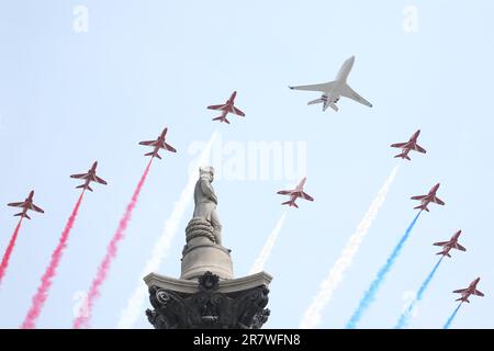 Das Red Arrows Display Team fliegt über die Nelsons Säule auf dem Trafalgar Square, der offizielle Fliege vorbei, um den Trooping die Farbe ( Farbe ) offizieller Geburtstag von König Charles dem Dritten im Jahr 2023 zu feiern. Stockfoto