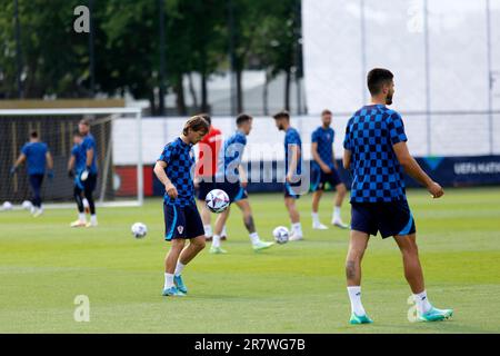 Rotterdam, Niederlande. 17. Juni 2023. Luka Modric und Teamkollegen aus Kroatien wärmen sich während eines Trainings vor dem Finale der UEFA Nations League 2022/23 in Varkenoord auf. (Foto: Mohammad Javad Abjoushak/SOPA Images/Sipa USA) Guthaben: SIPA USA/Alamy Live News Stockfoto