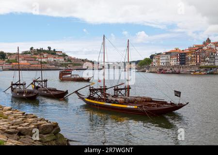 Porto, Portugal - Juni 03 2018: Holzboote für den Transport von Portwein, der am Flussufer festgemacht ist. Stockfoto