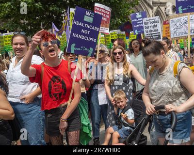 London, Großbritannien. 17. Juni 2023 Ein Marcher erzählt der einsamen Anti-Abtreibungs-Demonstranten, die Marschern vor den königlichen Gerichten beschimpfen, was sie von ihm denkt. Der märz fand zu einer Kundgebung gegenüber der Downing Street statt, die vom britischen Schwangerschaftsberatungsdienst, der Women’s Equality Party und der Fawcett Society einberufen wurde und eine dringende Reform des britischen Abtreibungsgesetzes forderte, nachdem eine Frau nach der Einnahme von Abtreibungspillen zur Beendigung ihrer eigenen Schwangerschaft zu 28 Monaten Haft verurteilt worden war. Strafrechtlich verfolgt nach einem Gesetz von 1861. Peter Marshall/Alamy Live News Stockfoto