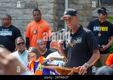 Detroit, Michigan, USA. 17. Juni 2023. Wayne County Sheriff Raphael Washington spricht auf einer Silence the Violence marsch und Kundgebung. Bei diesem Ereignis wurde gegen die fast täglichen Massenschießereien protestiert, bei denen bis Ende Mai 760 Kinder und Jugendliche getötet und in diesem Jahr fast 2.000 weitere verletzt wurden. Kredit: Jim West/Alamy Live News Stockfoto