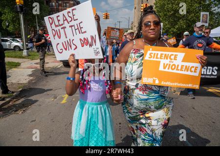 Detroit, Michigan, USA. 17. Juni 2023. Die Menschen schließen sich einer Silence the gewaltmarsch an und versammeln sich. Sie protestierten gegen die fast täglichen Massenschießereien, die Ende Mai 760 Kinder und Jugendliche getötet und in diesem Jahr fast 2.000 weitere verletzt haben. Kredit: Jim West/Alamy Live News Stockfoto