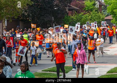 Detroit, Michigan, USA. 17. Juni 2023. Die Menschen schließen sich einer Silence the gewaltmarsch an und versammeln sich. Sie protestierten gegen die fast täglichen Massenschießereien, die Ende Mai 760 Kinder und Jugendliche getötet und in diesem Jahr fast 2.000 weitere verletzt haben. Kredit: Jim West/Alamy Live News Stockfoto