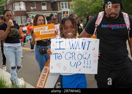 Detroit, Michigan, USA. 17. Juni 2023. Die Menschen schließen sich einer Silence the gewaltmarsch an und versammeln sich. Sie protestierten gegen die fast täglichen Massenschießereien, die Ende Mai 760 Kinder und Jugendliche getötet und in diesem Jahr fast 2.000 weitere verletzt haben. Kredit: Jim West/Alamy Live News Stockfoto